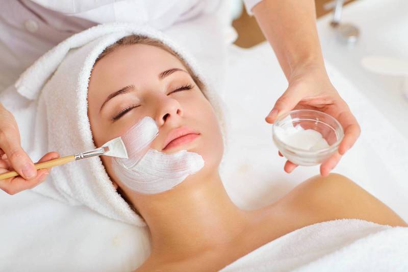 Soin spécifique du visage pour les peaux matures